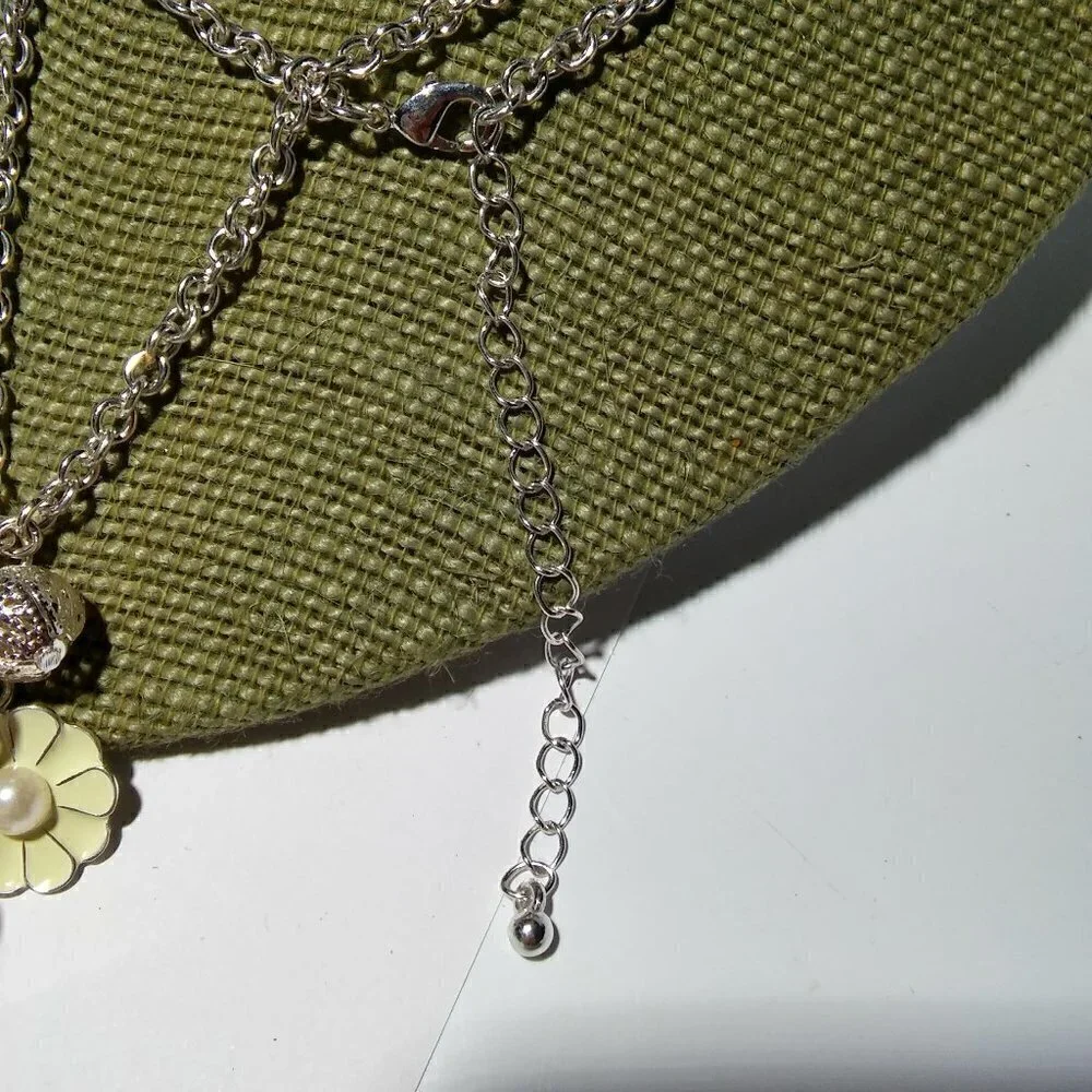 Women`s silver tone flower floral statement neckla